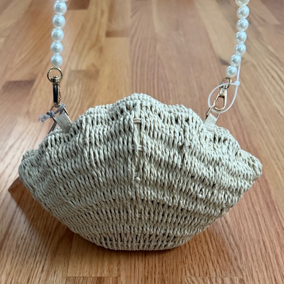 Viral Wicker Seashell Bag With Pearl Strap - Picture 3 of 7